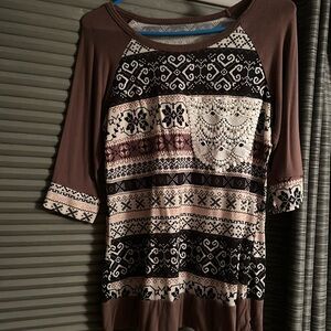 Brown, black and white. 3/4 length sleeve. Size medium.